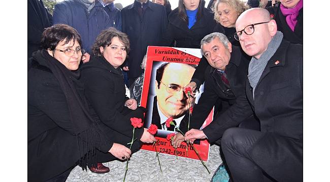 Uğur Mumcu Balıkesir'de karanfillerle anıldı