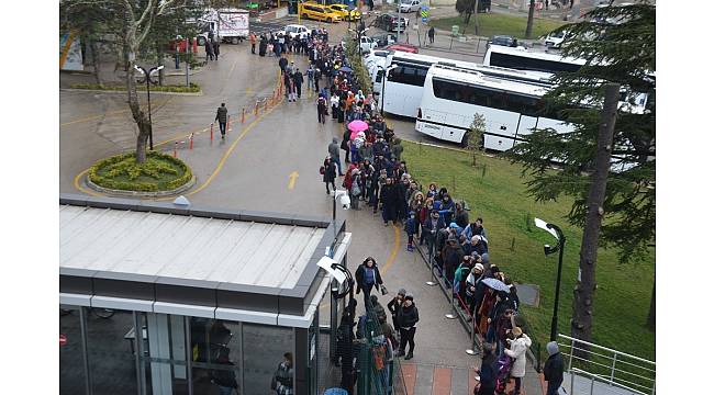 Uludağ'da kar yolları kapadı, tatilciler teleferiğe hücum etti