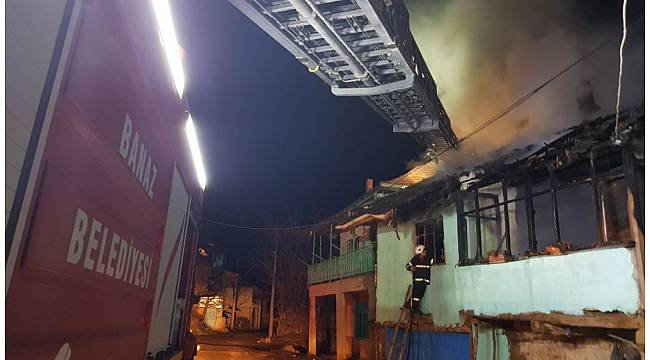 Uşak'ta açık unutulan lamba 2 evi kül etti