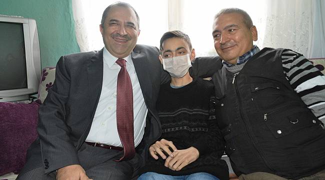 Vali Kaban, lösemili öğrencinin karne heyecanına ortak oldu
