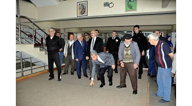 Vali Köşger, huzurevinde yaşlıalrla bocce oynadı