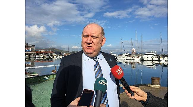 Yakıtla kaplanan Urla limanında temizleme çalışmaları sürüyor