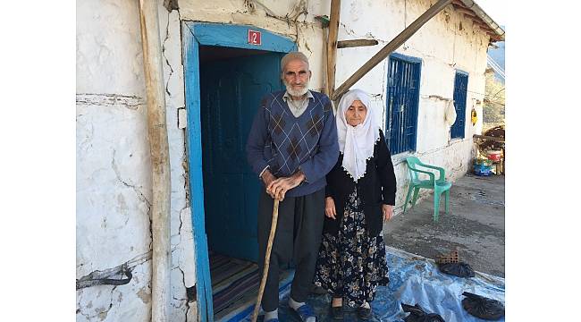 Yaşlı çift yardım bekliyor