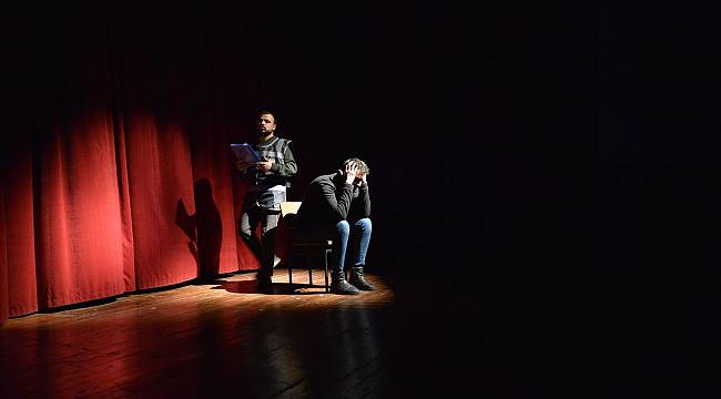 Yeşilyurt Belediyesi Tiyatrosu ‘Kayıp Hayatlar’ oyununu sahneledi