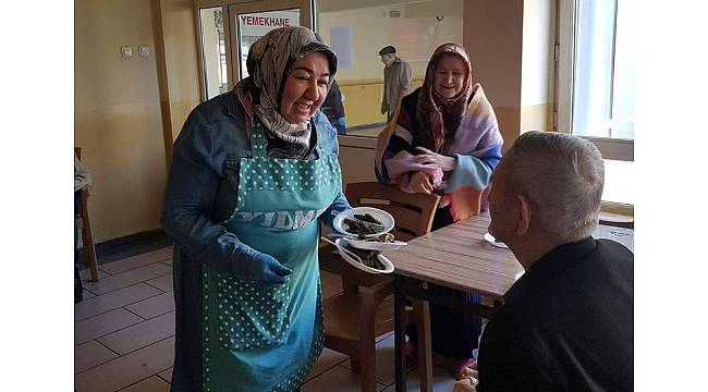 YIL-MEK kursiyerlerden yaşlılara sürpriz