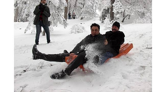 Yozgat'ta gazeteciler kızak kayarak stres attı