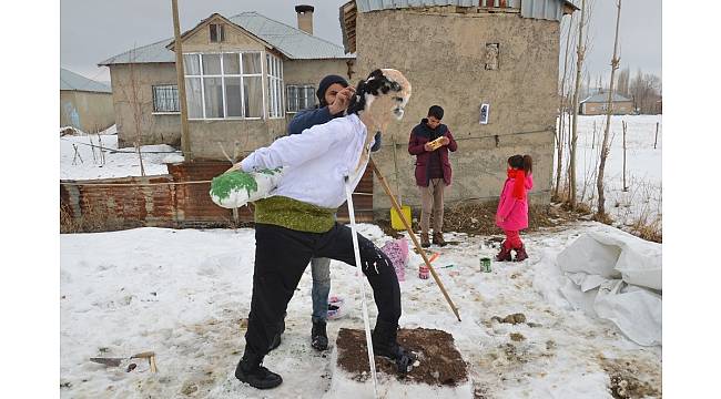 Yüksekova'da kardan Seyit Onbaşı heykeli