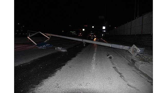Zeytinburnu'nda kaza yapan araç dubaları biçti