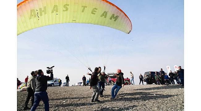 Adana'da engeller yamaç paraşütüyle aşıldı