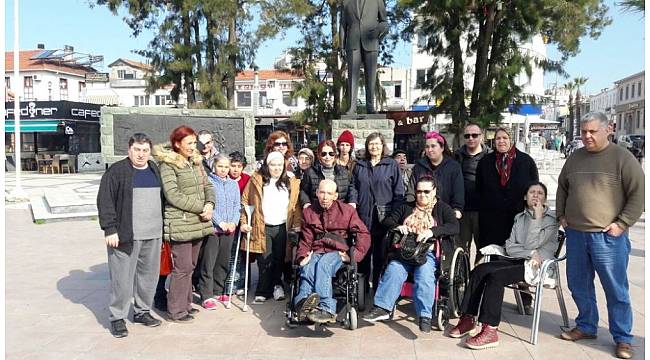 Akülü sandaliyesi eskiyen engelliye anlamlı destek