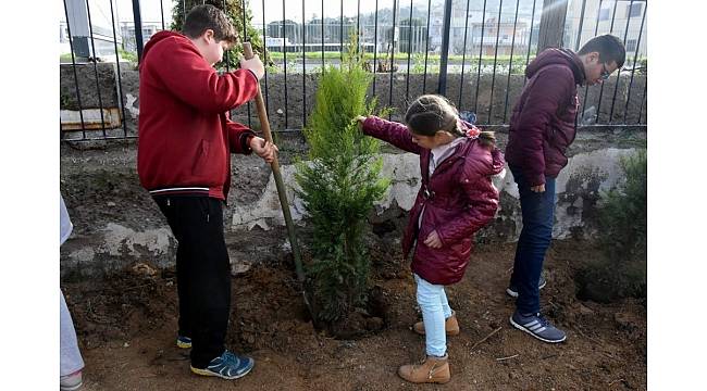 Aliağa'da okul bahçeleri yeşilleniyor