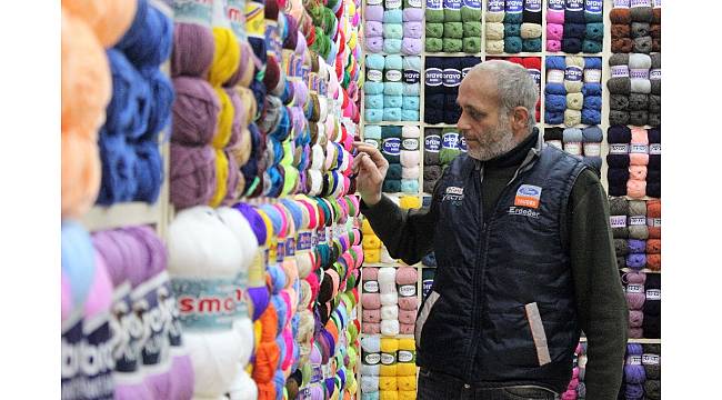 Anneler askerlere bere ve atkı örmeye başladı, yün iplik satışları patladı