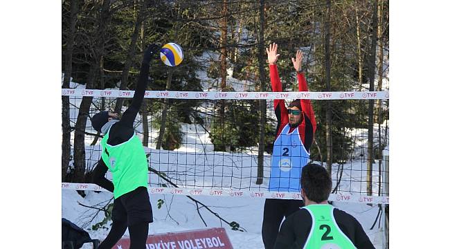 Artvin'de Kar Voleybolu heyecanı başladı