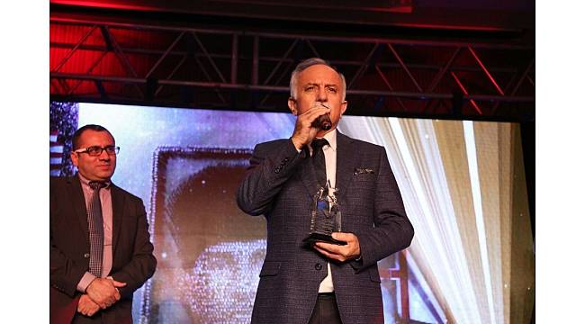 Atatürk portresine Shining Star Awards'dan ödül