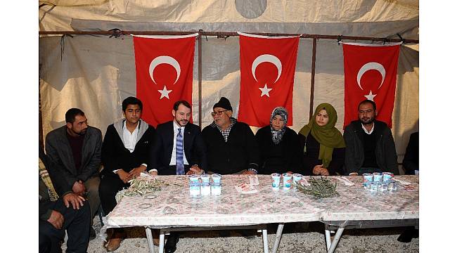 Bakan Albayrak Kırıkhan'daki şehit ailesini ziyaret etti