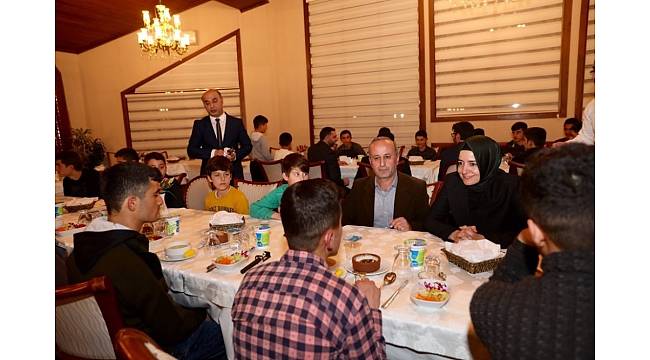 Bakan Sayan Kaya, Hakkarili öğrencileri ağırladı