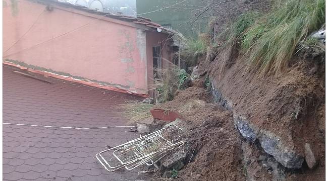 Bebek'te istinat duvarı gecekondunun üzerine çöktü