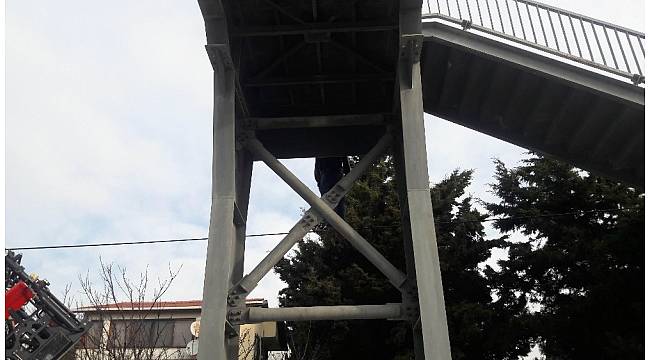 Büyükçekmece E-5'te köprüye asılı İranlı bir kişinin cesedi bulundu