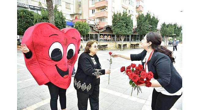 Büyükşehir, Sevgililer Günü'nde kırmızı gül dağıttı