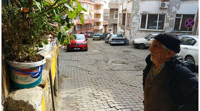 Çocukluğunu, komşularını ve annesini bir pencerede yaşatıyor