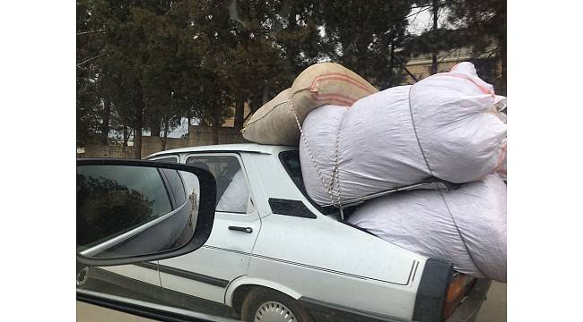 Çuvalların bagajdan taştığı otomobilin tehlikeyi yolculuğu