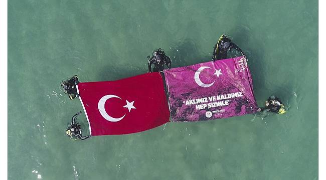 Dalgıçlar denizde Türk bayrağı açtı