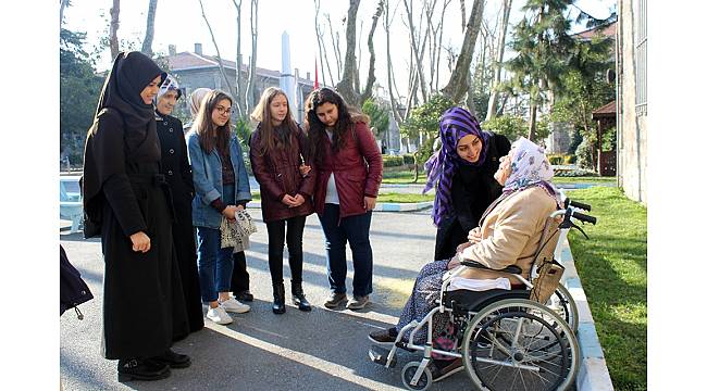 Darülaceze sakinleri öğrencilerle ebru yaptı