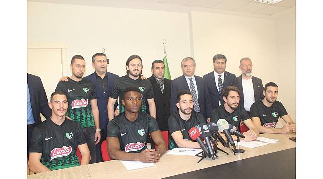 Denizlispor'da 8 futbolcu imza attı