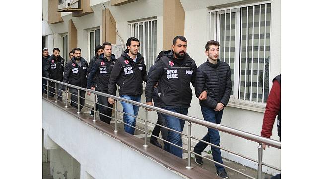 Derbiye davul içinde meş'ale sokan 5 taraftar adliyeye sevk edildi