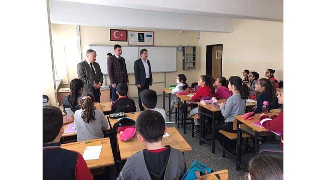 Develi&#39;de ilk ders zilini Kaymakam Duru velilerle birlikte çaldı