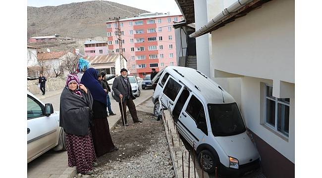 Direksiyon hakimiyetini kaybetti, bahçe duvarından aşağı düştü