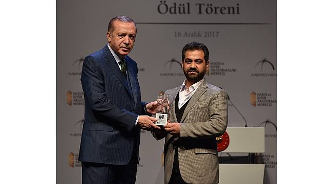 Doç. Dr. Abdulvahap Özsoy, birincilik ödülünün mutluluğunu Rektör Çomaklı ile paylaştı