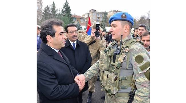 Düğüne gider gibi Afrin'e gittiler