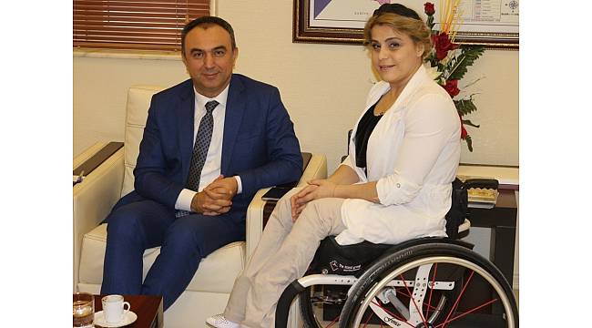 Engelleri halterle kaldırıyor