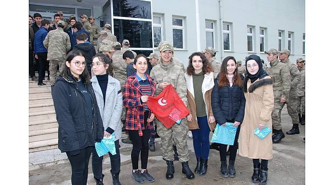 Erbaalı öğrencilerden jandarmaya anlamlı hediye