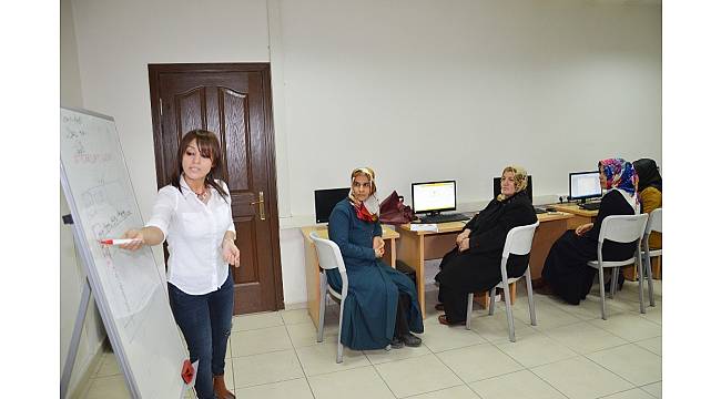Ev hanımları bilgisayar öğreniyor