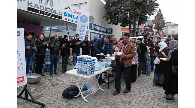 Gedizli esnaflar pilav dağıttı
