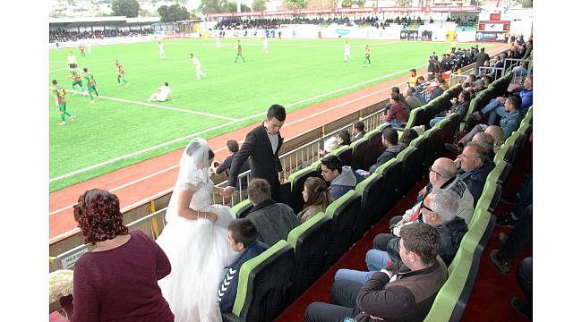 Gelin damat düğünden önce maça geldi