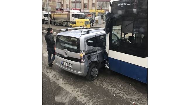 Geri dönmeye çalışan otomobile belediye otobüsü çarptı