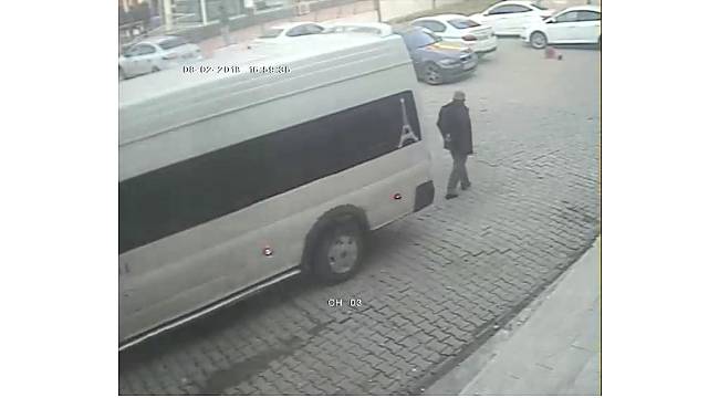 Geri gelen araç yaşlı adama çarptı