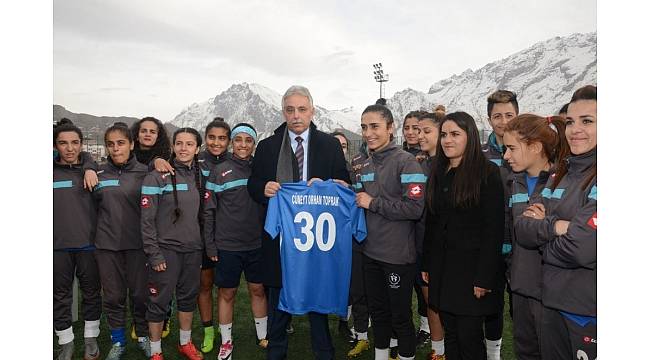 Hakkarili kadın sporculara malzeme desteği