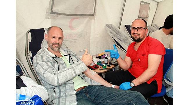 Hollanda vatandaşı Afrin'deki Mehmetçik için kan bağışında bulundu