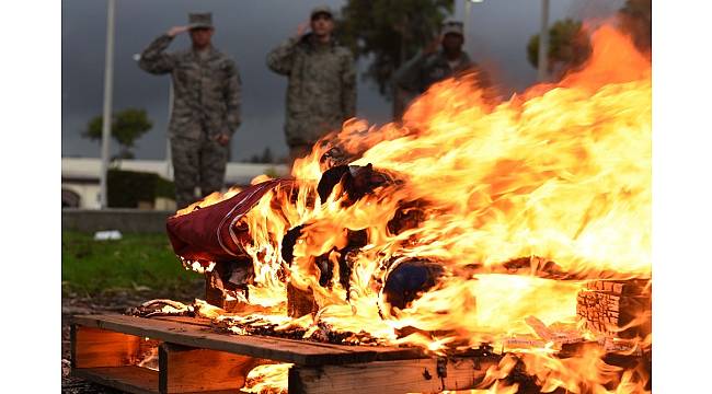 İncirlik'te emekli edilen ABD bayrağını yaktılar