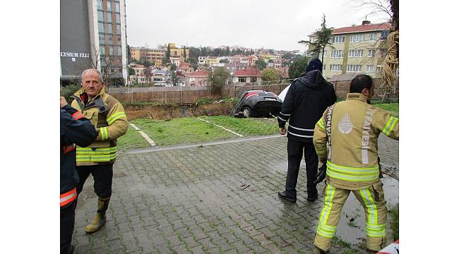 Kadıköy'de bir inşaatın temelinde toprak kayması meydana geldi