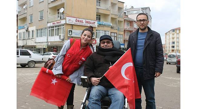 Kaman'da gençler esnafa bayrak dağıttı