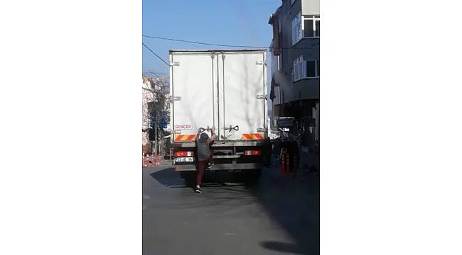 Kamyonun arkasından tutunan çocuğun tehlikeli oyunu kamerada