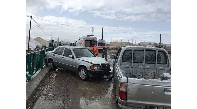 Kar yağışı nedeniyle kayganlaşan yolda otomobil ile kamyonet çarpıştı: 4 yaralı