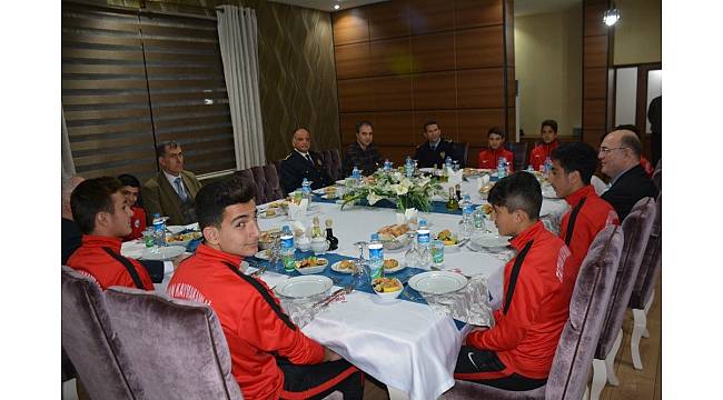 Kaymakam Özkan, şampiyon sporcuları ağırladı