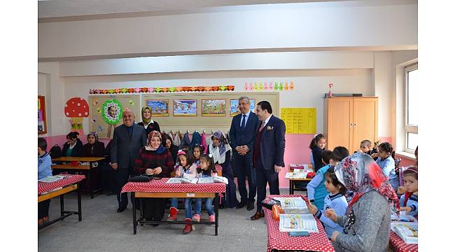 Kaymakam Zengince öğrencilere kurum üzüm dağıttı