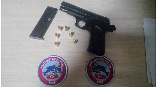 Kocaeli'de farklı suçlarda aranan iki şahısı polis ekiplerinin dikkati ele verdi